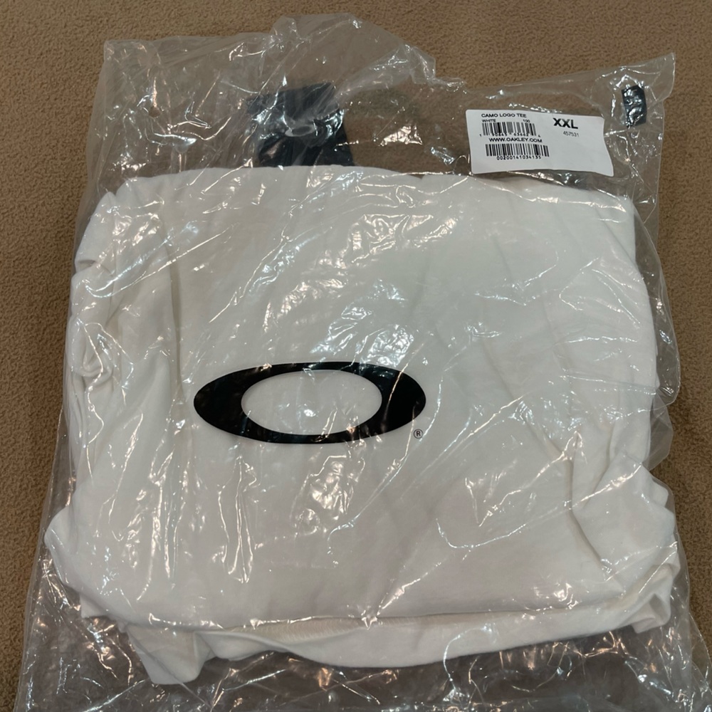 Oakley NWT white XXL t-shirt with camo graphic logo
